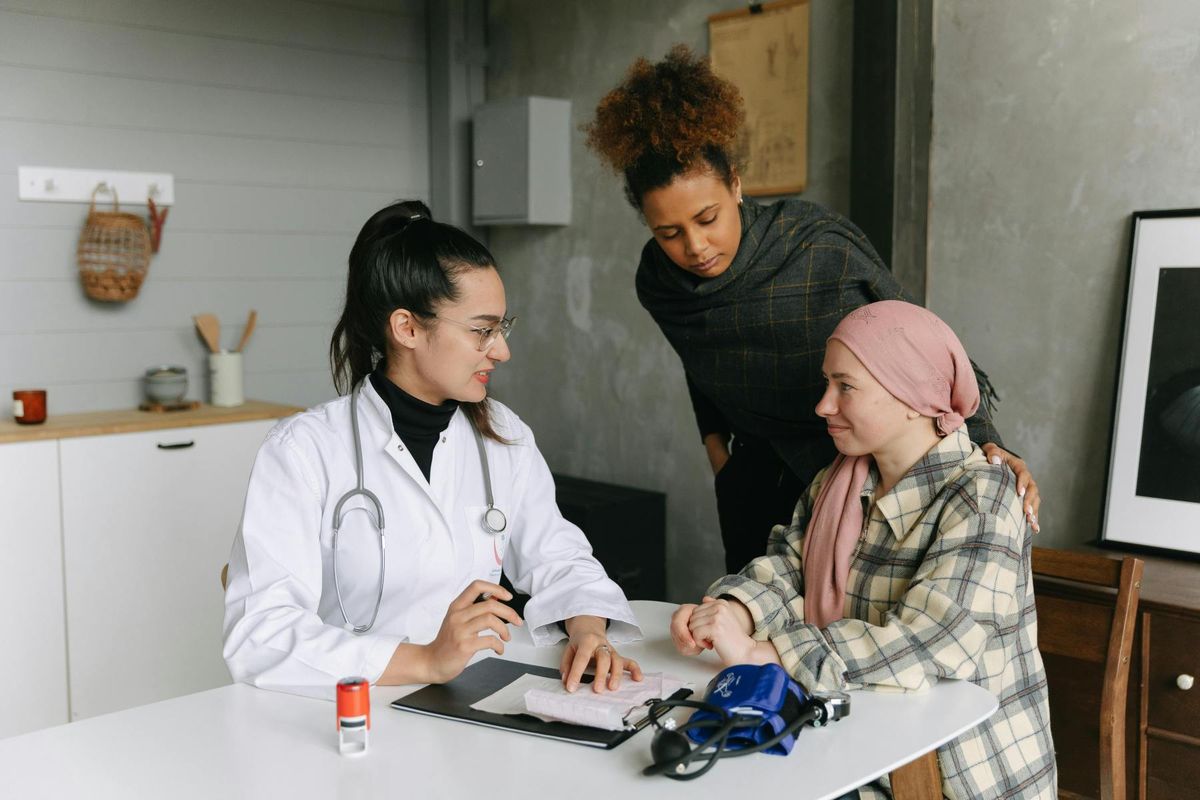 A supportive care visit around a kitchen table after a hospital stay
